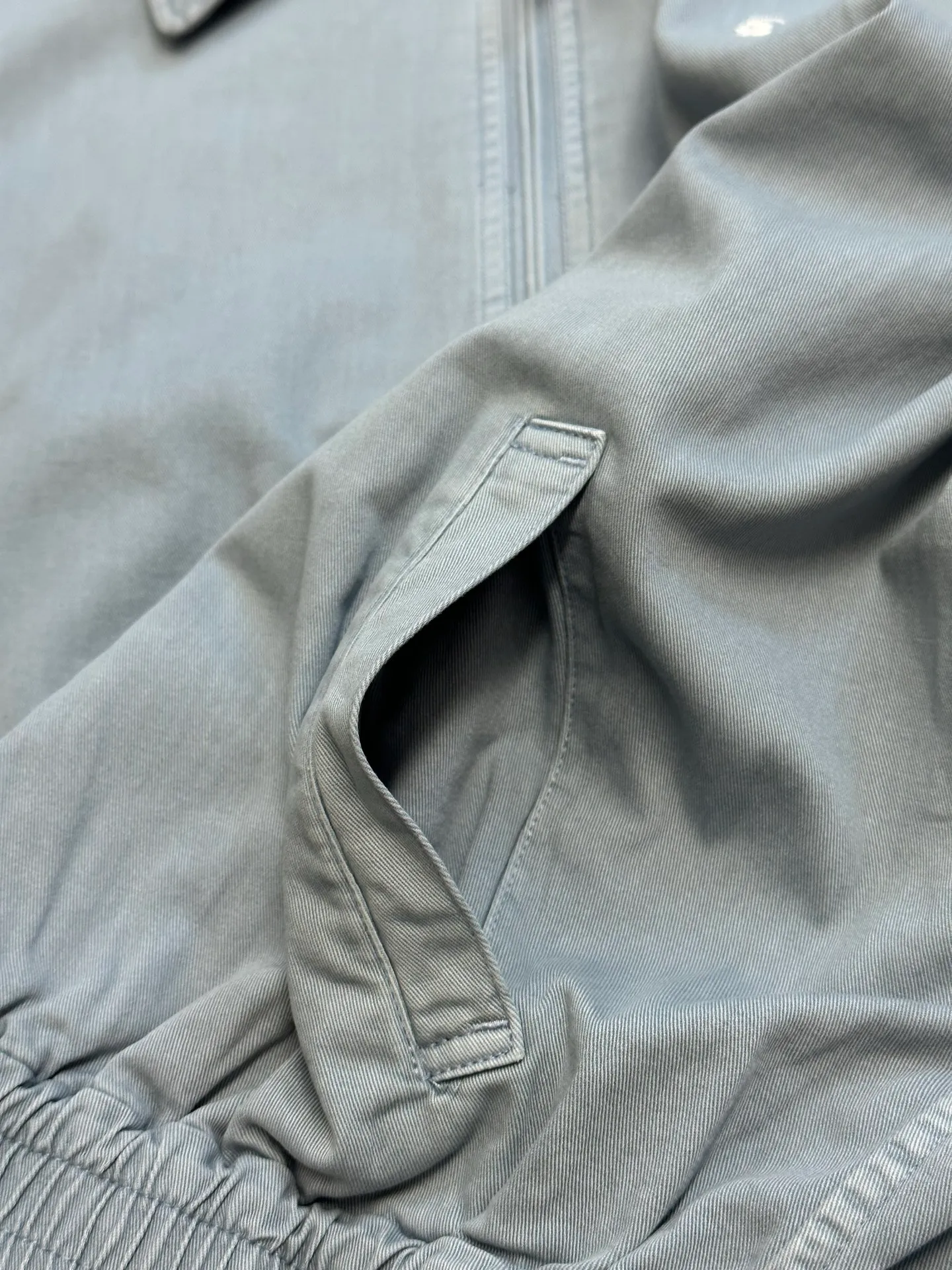 P480 Ralph Lauren embroidered zipper jacket, custom-made cloud velvet blue twill fine cotton, embellished with exquisite white pony logo, fully recognizable. Using imported machine embroidery technology, advanced computer control systems and precision mechanical components are used to achieve the iconic pony embroidery operation with high precision.  The hem is made at one time using a three-needle waist-stretching machine. The machine's special needle position and feeding mechanism are used to sew the elastic band and the fabric together in the same process. The three-needle design is stronger and can evenly distribute pressure to ensure a tight fit between the elastic band and the fabric. Follow the original color series for dyeing and overprinting. Prioritize the original color and fabric material to select special dyes, then heat to the appropriate temperature, perform dip-dyeing, and finally perform color overlay.  size：s m l xl